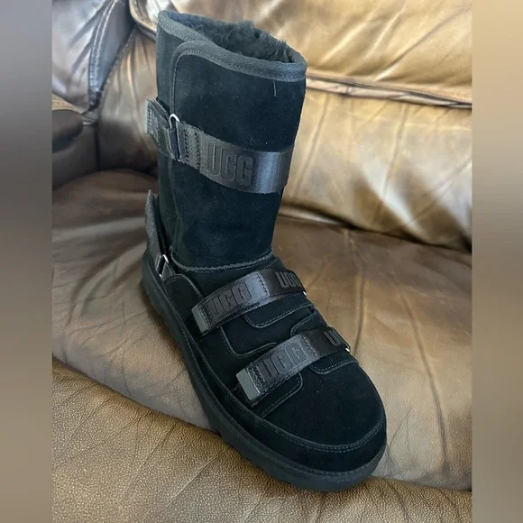 UGG Women's Classic Short Hybrid Boots Size 12 - Picture 2 of 7